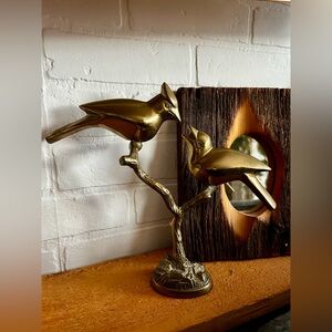 Incroyable Il s'agit d'une figurine vintage d'oiseaux en laiton sur une branche.